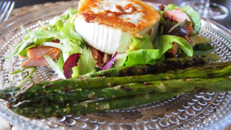 lohisalaatti, vuohenjuustosalaatti, vuohenjuusto-lohisalaatti, parsa