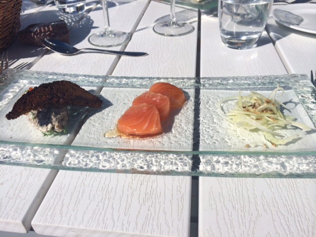 ravintola saari, kesä, kesäruokaa, lounas, sienisalaatti, kylmäsavustettu lohi, fenkoli