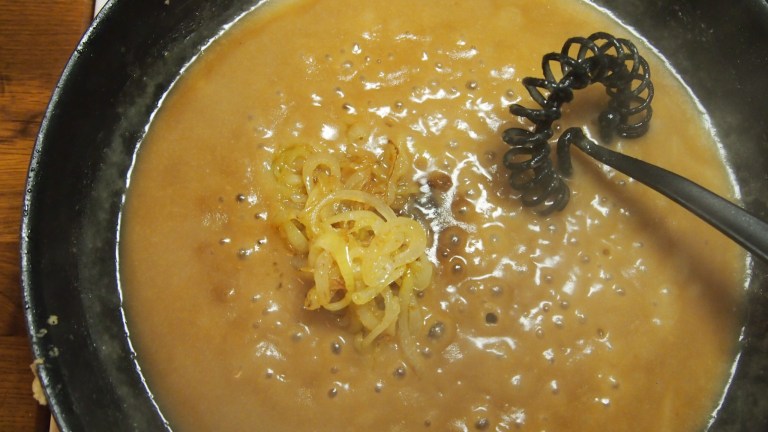 ruskea kastike, sipulipihvi