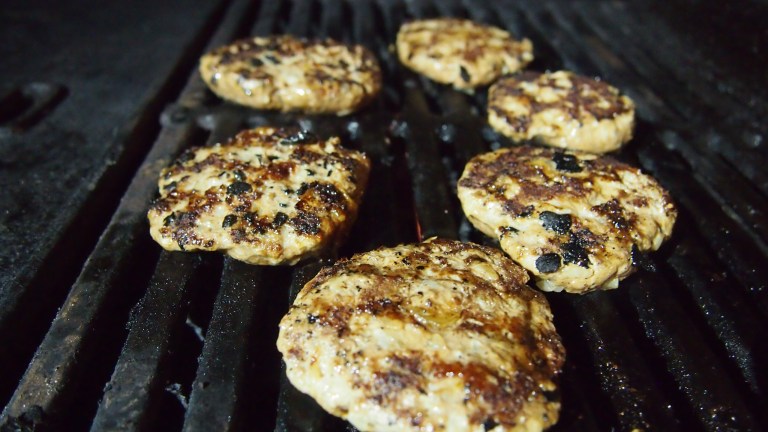 jauheliha, paistijauheliha, sipulipihvit, grilli, grillaus, grillatut jauhelihapihvit