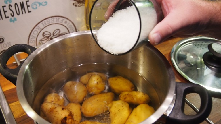 nakki, nakkisotku, siikli, tilli, mustapippuri, lihaliemi