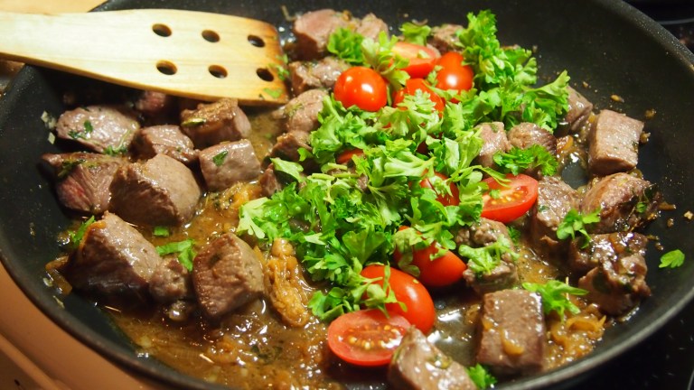 lammaspasta, karitsanfilepasta, lehtipersilja, kirsikkatomaatti