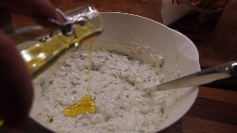 tzatziki, valkosipuli, kurkku, maustamaton jogurtti, turkkilainen jogurtti, luomu, oliiviöljy