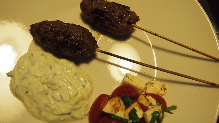 jauheliha, kebakot, grilliruokaa, tzatziki, tomaatti, mozzareilla, tomaatti-mozzarellasalaatti, basilika