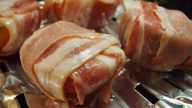 nektariini, grillattu nektariini, aurajuusto, pekoni