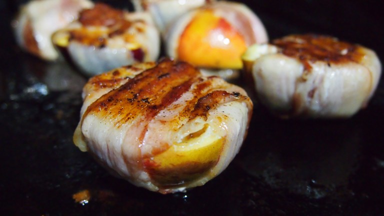 grillattu nektariini, pekoni, aurajuusto