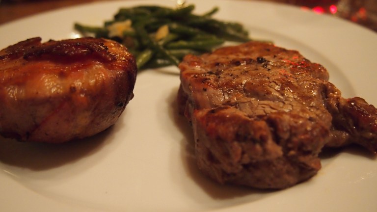 grillattu sisäfile, pavut, papu, grillattu nektariini, aurajuusto, pekoni