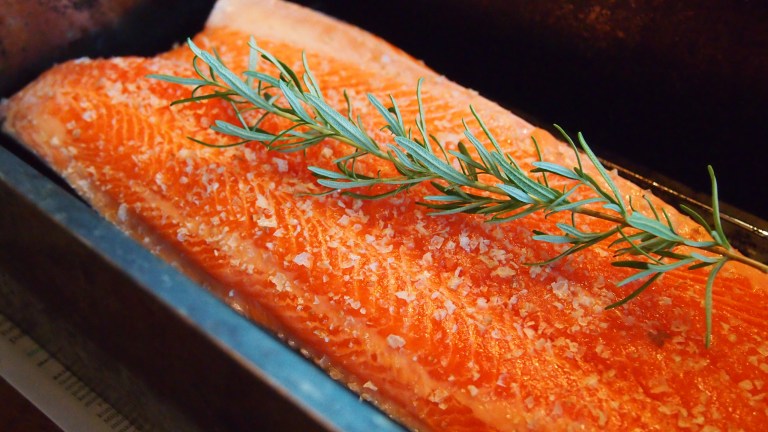 lohi, savulohi, savusuola, rosmariini