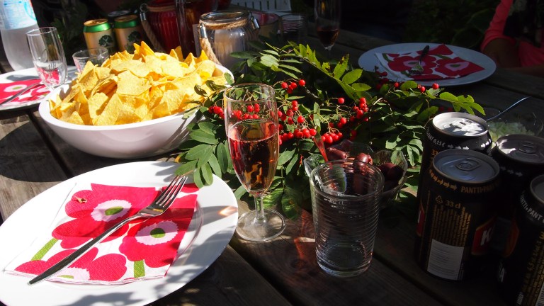 nachos supreme, sipuli, tomaatti, salsa, juustokastike, creme frais, maissilastu, oliivi, kattaus, pihlajanmarja, marimekko