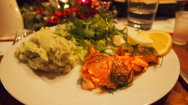 savulohi, pinaattiperunapyre, pinaatti, peruna, salaatti, sitruuna, vinegrette, sitruunavinegrette