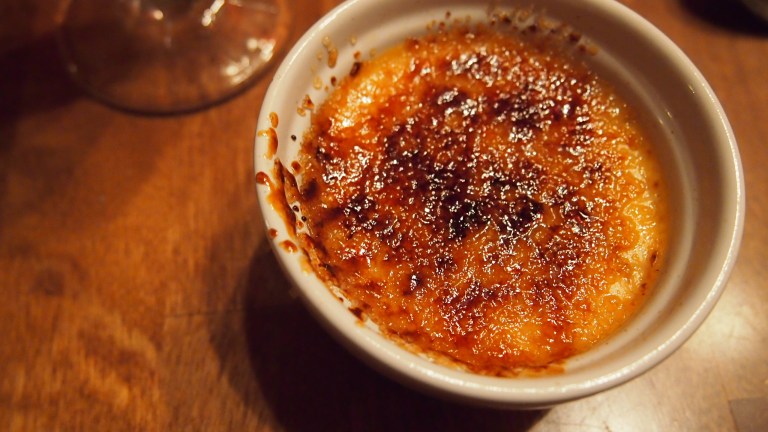 creme brulee, rosmariini