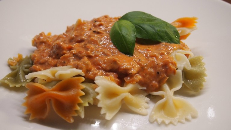 tonnikalapasta, pastakastike, pasta, tonnikala, basilika