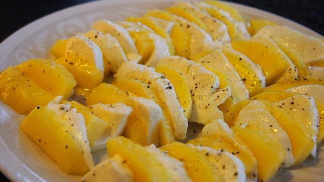mango-mozzarellasalaatti, mango, mozzarella, oliiviöljy, pippuri