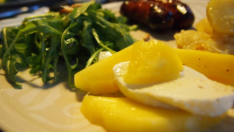 chorizo, rucolasalaatti, rucola, paremsan, pinjansiemen, mango, mozzarella, mango-mozzarellasalaatti, lämmin perunasalaatti, perunasalaatti
